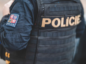 Muž v Praze autem najel na druhého, policie hledá svědky incidentu