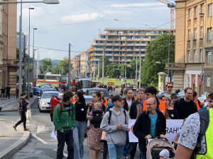 VIDEO: Třicítkáři opět blokují silnice. Jejich pochod už nechrání policie