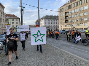 VIDEO: Třicítkáři opět blokují silnice. Jejich pochod už nechrání policie