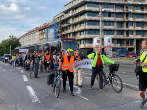 VIDEO: Třicítkáři opět blokují silnice. Jejich pochod už nechrání policie