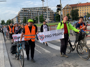 VIDEO: Třicítkáři opět blokují silnice. Jejich pochod už nechrání policie