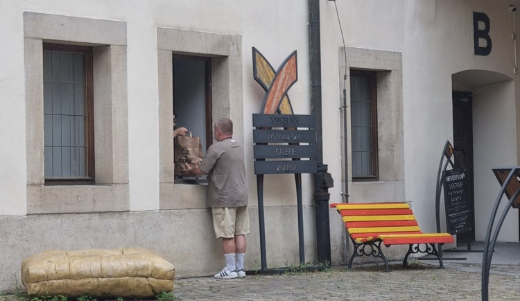 Na nádvoří Novoměstské radnice funguje výdejna potravinové banky pro lidi v těžké situaci