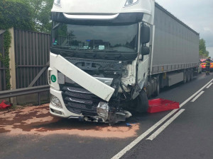 Muž se zákazem řízení čelně narazil do kamionu. Na místě zemřel