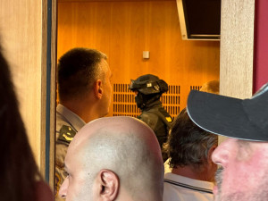 VIDEO: Enormní zájem, křik i československá hymna. Soud s Tušlem se mění v bizarní frašku