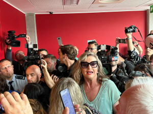 VIDEO: Enormní zájem, křik i československá hymna. Soud s Tušlem se mění v bizarní frašku