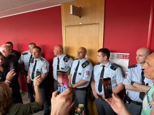 VIDEO: Enormní zájem, křik i československá hymna. Soud s Tušlem se mění v bizarní frašku