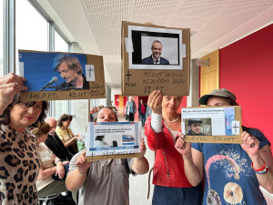 VIDEO: Enormní zájem, křik i československá hymna. Soud s Tušlem se mění v bizarní frašku