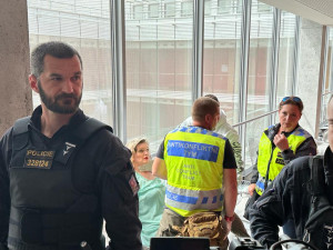 VIDEO: Enormní zájem, křik i československá hymna. Soud s Tušlem se mění v bizarní frašku