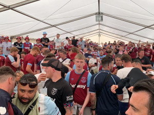 VIDEO: V ulicích Prahy jsou tisíce fotbalových fanoušků. Policie řešila napadení v centru