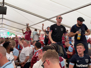 VIDEO: V ulicích Prahy jsou tisíce fotbalových fanoušků. Policie řešila napadení v centru