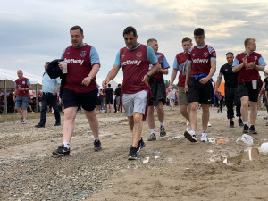 VIDEO: V ulicích Prahy jsou tisíce fotbalových fanoušků. Policie řešila napadení v centru