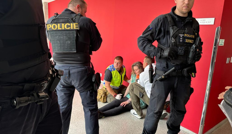 VIDEO: Enormní zájem, křik i československá hymna. Soud s Tušlem se mění v bizarní frašku