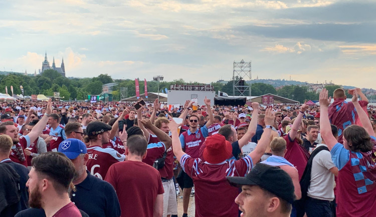 VIDEO: V ulicích Prahy jsou tisíce fotbalových fanoušků. Policie řešila napadení v centru