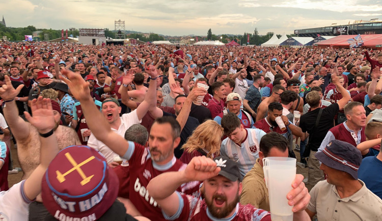 Fanoušci West Hamu ve fanzóně na Letné.