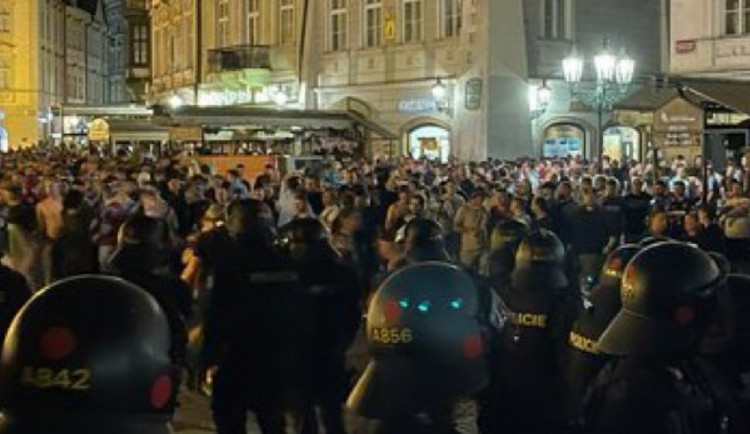 Fanoušci West Hamu se v centru Prahy střetli s policejními těžkooděnci