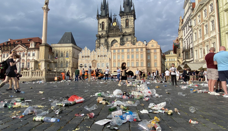 Fanoušci po sobě nechali v centru Prahy spoušť. Starostka napíše velvyslancům