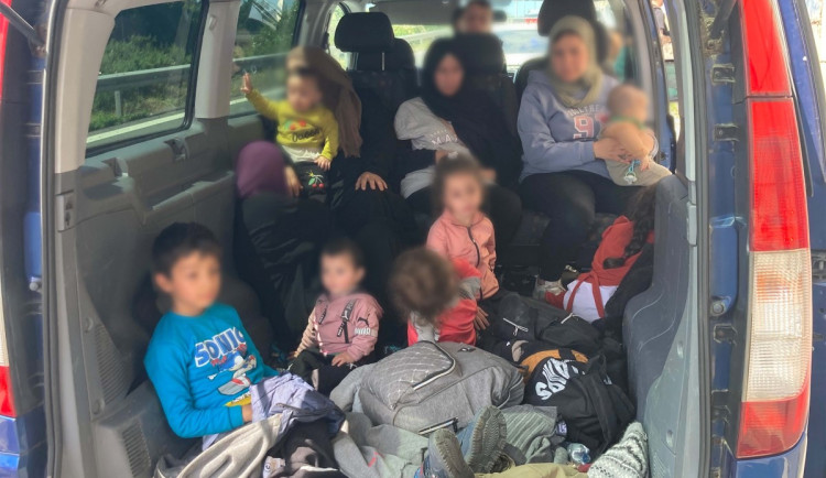 VIDEO: Pražští celníci zastavili na dálnici dodávku plnou nelegálních migrantů