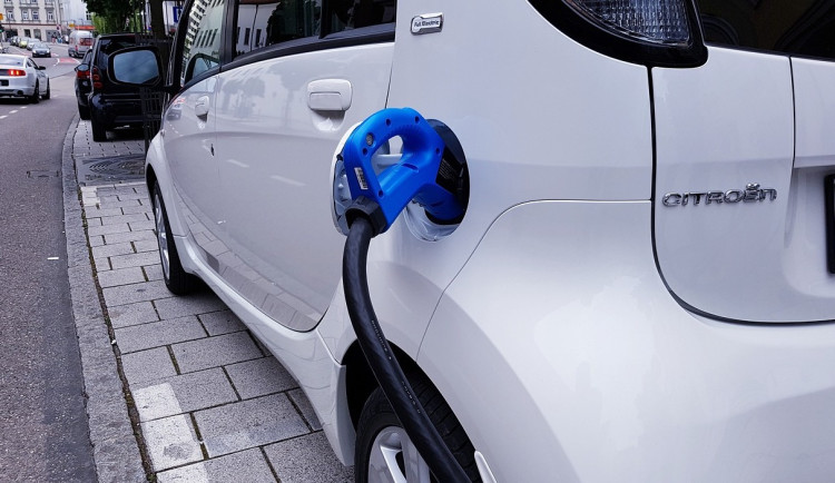 Praha plánuje zrušit parkování zdarma v zónách pro elektromobily