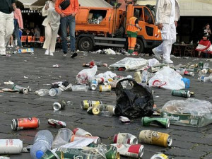 Fanoušci po sobě nechali v centru Prahy spoušť. Starostka napíše velvyslancům