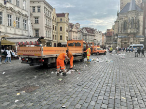 Fanoušci po sobě nechali v centru Prahy spoušť. Starostka napíše velvyslancům