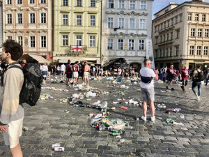 Fanoušci po sobě nechali v centru Prahy spoušť. Starostka napíše velvyslancům