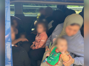 VIDEO: Pražští celníci zastavili na dálnici dodávku plnou nelegálních migrantů
