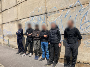 VIDEO: Pražští celníci zastavili na dálnici dodávku plnou nelegálních migrantů