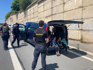 VIDEO: Pražští celníci zastavili na dálnici dodávku plnou nelegálních migrantů
