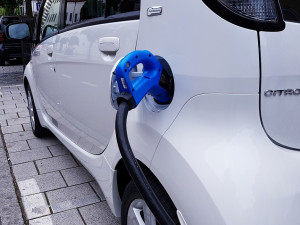 Praha plánuje zrušit parkování zdarma v zónách pro elektromobily