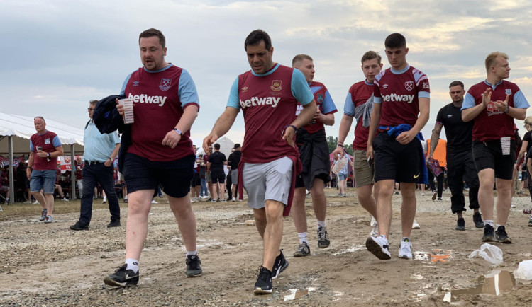 GLOSA: Blbci na výletě na východ, nebo fanoušci, kteří nám ukázali lásku k fotbalu?