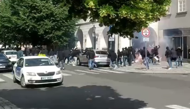 Policisté zadrželi 23 fotbalových fanoušků. Tři zůstali v policejních celách