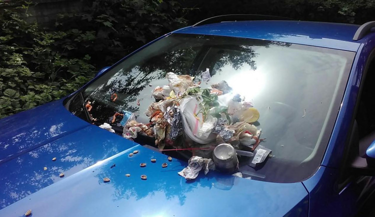 Řidiči se někdo pomstil za špatné parkování.