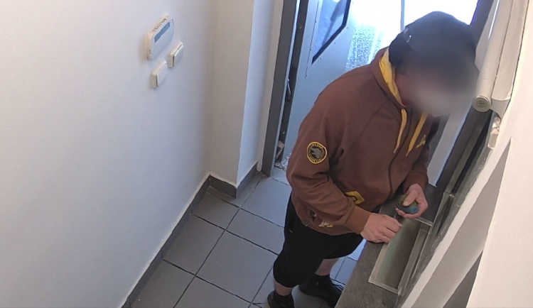 Policie dopadla lupiče, který s granátem v ruce přepadával směnárny