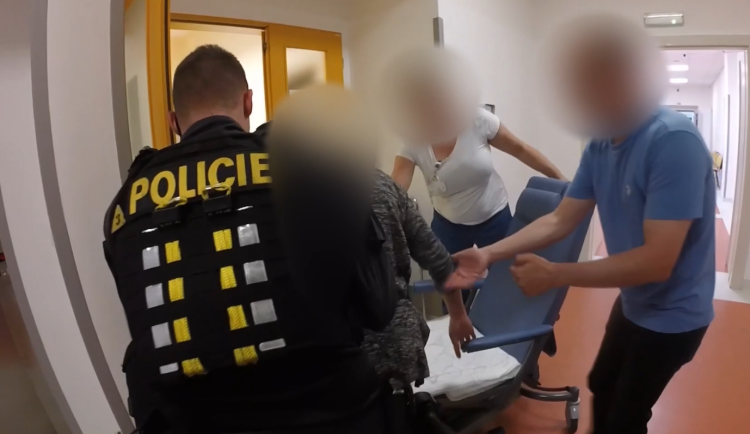 Maják a zodpovědní řidiči dostali rodičku včas do porodnice