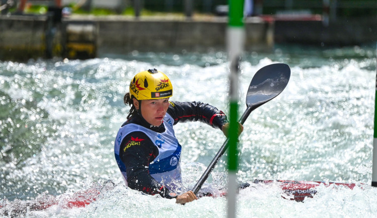 Čeští kajakáři v Troji sbírají jednu medaili za druhou. Tereza Fišerová dnes v kayakcrossu získala stříbro