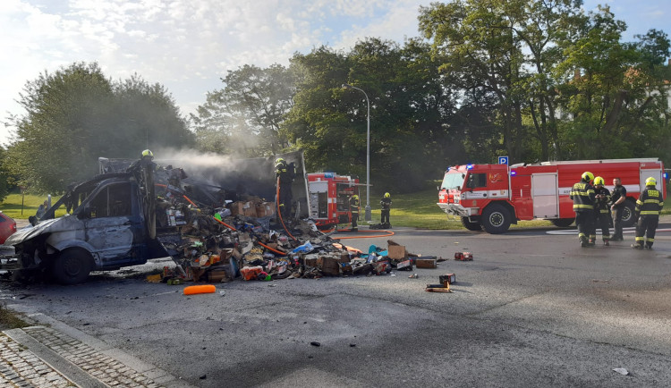 V Praze shořel náklaďák s hračkami, škoda je jeden a půl milionu