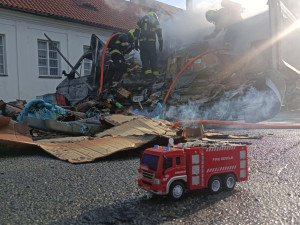 V Praze shořel náklaďák s hračkami, škoda je jeden a půl milionu