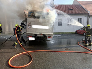 V Praze shořel náklaďák s hračkami, škoda je jeden a půl milionu