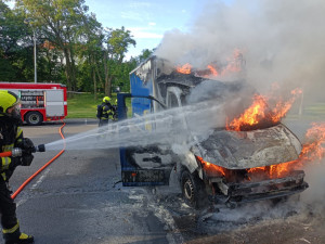 V Praze shořel náklaďák s hračkami, škoda je jeden a půl milionu