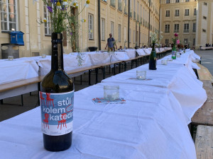 Katedrálu svatého Víta obepnul dlouhý stůl. Na hostinu přišel i prezident