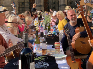Katedrálu svatého Víta obepnul dlouhý stůl. Na hostinu přišel i prezident