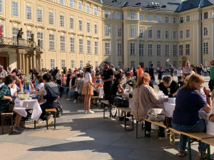 Katedrálu svatého Víta obepnul dlouhý stůl. Na hostinu přišel i prezident