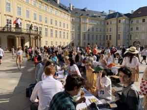 Katedrálu svatého Víta obepnul dlouhý stůl. Na hostinu přišel i prezident