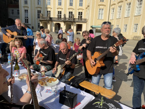 Katedrálu svatého Víta obepnul dlouhý stůl. Na hostinu přišel i prezident