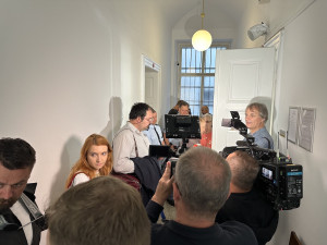 VIDEO: Provokatér, který vyzýval ke stržení ukrajinské vlajky, nesmí do Prahy. Nehodlá to respektovat