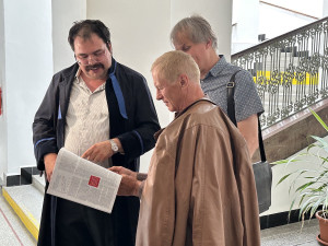 VIDEO: Provokatér, který vyzýval ke stržení ukrajinské vlajky, nesmí do Prahy. Nehodlá to respektovat