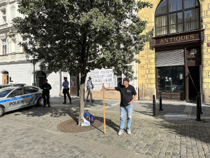 VIDEO: Provokatér, který vyzýval ke stržení ukrajinské vlajky, nesmí do Prahy. Nehodlá to respektovat