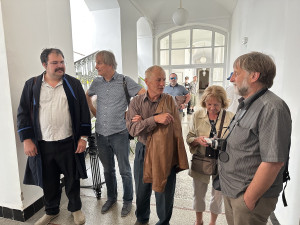 VIDEO: Provokatér, který vyzýval ke stržení ukrajinské vlajky, nesmí do Prahy. Nehodlá to respektovat