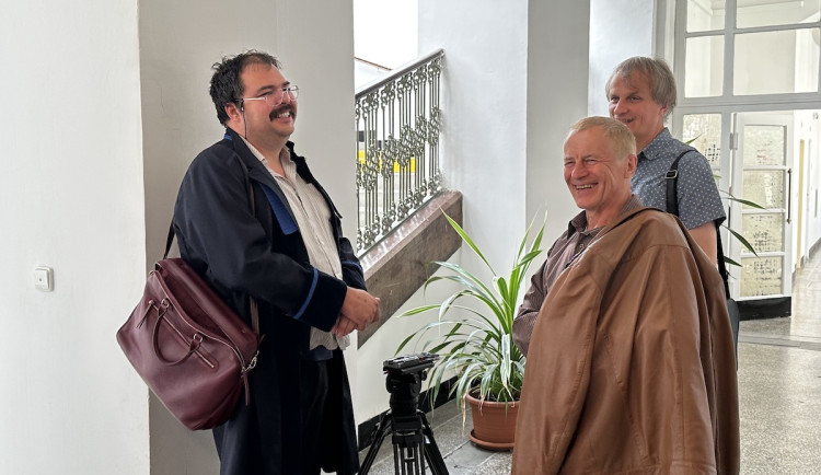 Jaroslav Popelka se svým advokátem Norbertem Naxerou a jedním z příznivců