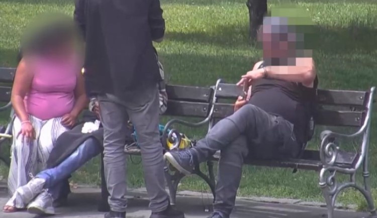 Hledaný muž si pohrával s nožem u hlavního nádraží. Skončil v poutech